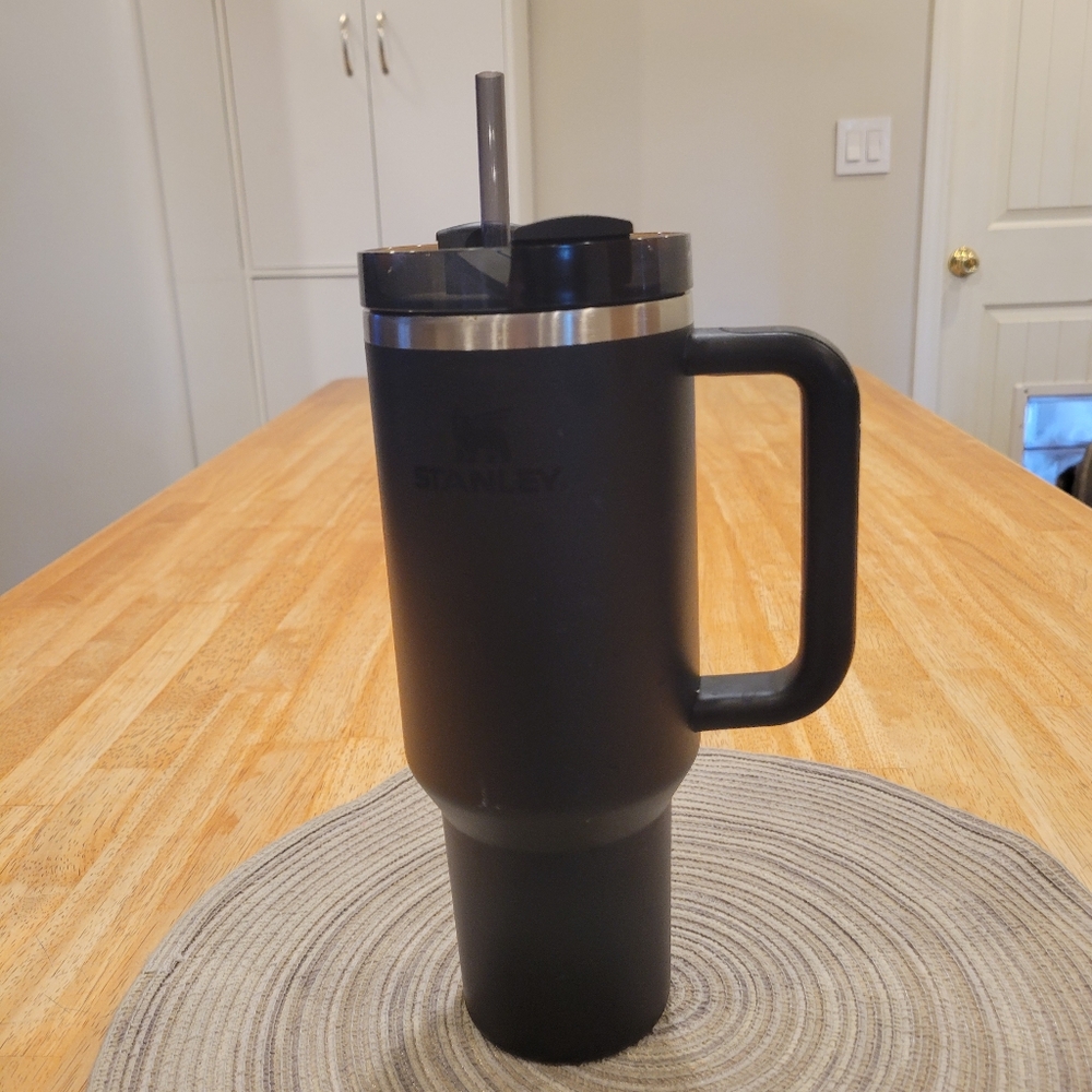 🥤EUC~Stanley Matte Black Travel Mug with Handle